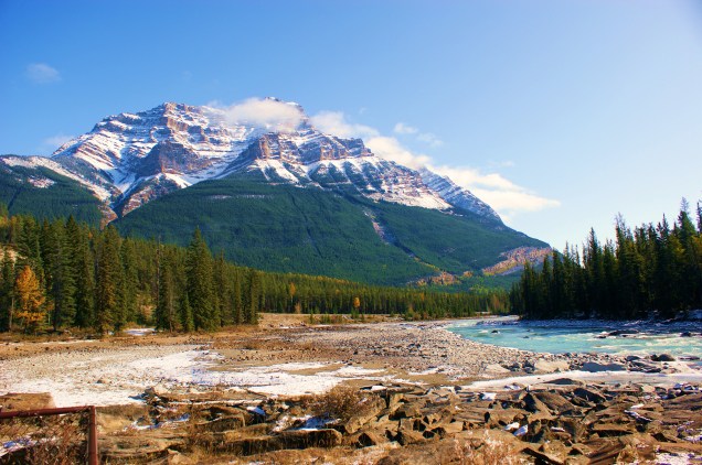 <strong>Monte Athabasca – <a href="https://viajeaqui.abril.com.br/paises/canada" rel="Canadá " target="_blank">Canadá </a></strong>                                        A montanha, na cordilheira Canadian Rocks, é uma das componentes do cenário do Jasper National Park, na província de Alberta. Os picos nevados ficam em harmonia com lagos cristalinos, o que resulta em paisagens estonteantes