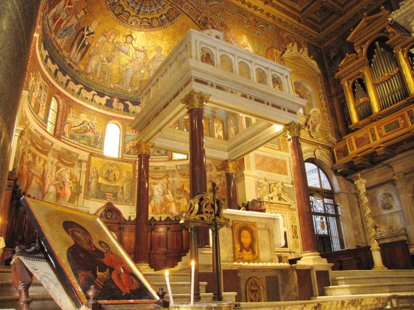 Reza a lenda que a igreja foi construída exatamente em cima do ponto de onte brotou uma fonte de óleo
