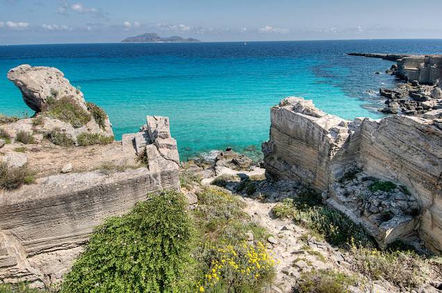 <strong>Cala Rossa</strong> A praia fica na ilha de Favignana, na costa ocidental da Sicília. É isolada e suas águas cristalinas são propícias para um banho de mar, parece uma piscina. A paisagem que rodeia o local é uma atração à parte: pedreiras de calcária que já não são mais utilizadas. Nessa praia, é comum estender as toalhas sobre as pedras para tomar sol. <em><a href="https://www.booking.com/searchresults.en-gb.html?aid=332455&lang=en-gb&sid=eedbe6de09e709d664615ac6f1b39a5d&sb=1&src=searchresults&src_elem=sb&error_url=https%3A%2F%2Fwww.booking.com%2Fsearchresults.en-gb.html%3Faid%3D332455%3Bsid%3Deedbe6de09e709d664615ac6f1b39a5d%3Bcity%3D-129637%3Bclass_interval%3D1%3Bdest_id%3D-130729%3Bdest_type%3Dcity%3Bdtdisc%3D0%3Bfrom_sf%3D1%3Bgroup_adults%3D2%3Bgroup_children%3D0%3Binac%3D0%3Bindex_postcard%3D0%3Blabel_click%3Dundef%3Bno_rooms%3D1%3Boffset%3D0%3Bpostcard%3D0%3Braw_dest_type%3Dcity%3Broom1%3DA%252CA%3Bsb_price_type%3Dtotal%3Bsearch_selected%3D1%3Bsrc%3Dsearchresults%3Bsrc_elem%3Dsb%3Bss%3DTeulada%252C%2520%25E2%2580%258BSardinia%252C%2520%25E2%2580%258BItaly%3Bss_all%3D0%3Bss_raw%3DTeuladano%3Bssb%3Dempty%3Bsshis%3D0%3Bssne_untouched%3DSestri%2520Levante%26%3B&ss=Favignana%2C+%E2%80%8BSicily%2C+%E2%80%8BItaly&ssne=Teulada&ssne_untouched=Teulada&city=-130729&checkin_monthday=&checkin_month=&checkin_year=&checkout_monthday=&checkout_month=&checkout_year=&no_rooms=1&group_adults=2&group_children=0&highlighted_hotels=&from_sf=1&ss_raw=Favignana&ac_position=0&ac_langcode=en&dest_id=-117329&dest_type=city&place_id_lat=37.93145&place_id_lon=12.32736&search_pageview_id=faf390bd76a200e4&search_selected=true&search_pageview_id=faf390bd76a200e4&ac_suggestion_list_length=5&ac_suggestion_theme_list_length=0" target="_blank" rel="noopener">Busque hospedagens em Favignana no Booking.com</a></em>