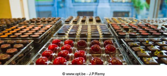 Chocolates são uma arte na Bélgica. Chefs patisser daqui preparam variações insanamente deliciosas vendidas em quiosques com mal-intecionadas vitrines