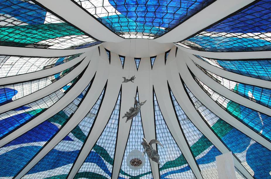 Na decoração da Catedral, a bela A Via-Sacra, de Di Cavalcanti, e os painéis de Athos Bulcão