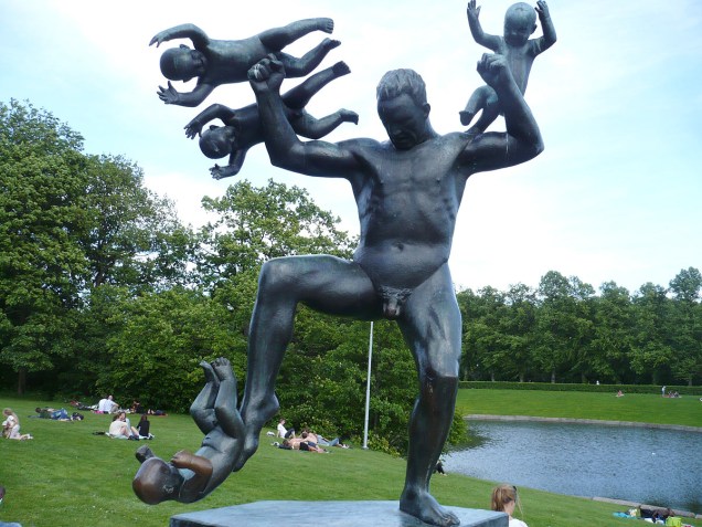 Estátuas bem-humoradas estão espalhadas pelo parque de Oslo, na Noruega