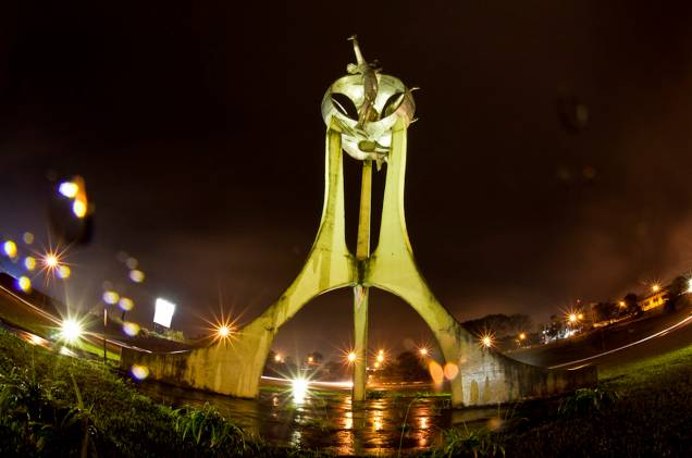Criado em 1987, o monumento O Passageiro fica localizado em frente ao Terminal Rodoviário de Londrina. A escultura tem 15 metros de altura e homenageia os viajantes