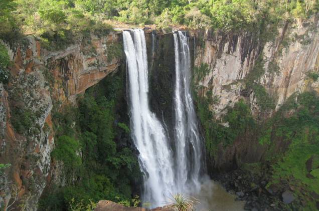 Localizado a cerca de 80 km do centro da cidade, o Salto do Apucaraninha é uma cachoeira com 116 metros, que fica dentro da reserva Apucaraninha, dos Índios Kaingang. Para visitar o local é preciso solicitar autorização à Funai