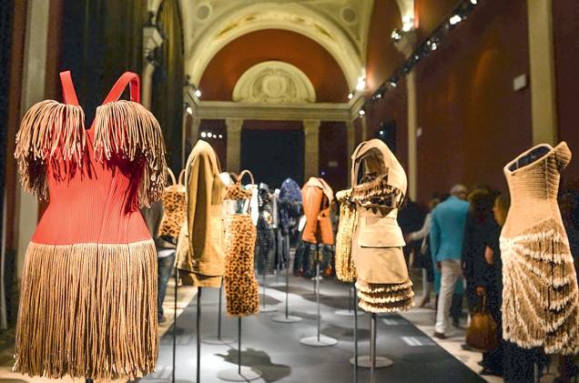 <strong>Palais Galliera</strong>“Depois de anos fechado para reforma, o museu de moda reabriu com a retrospectiva do estilista tunisiano Azzedine Alaïa, famoso nos anos 80 pelos seus vestidos justos e aparentemente simples.”<strong>Endereço</strong>: <em>10 avenue Pierre 1er de Serbie, 75116</em> <strong>Palais Galliera</strong>“Depois de anos fechado para reforma, o museu de moda reabriu com a retrospectiva do estilista tunisiano Azzedine Alaïa, famoso nos anos 80 pelos seus vestidos justos e aparentemente simples.”<strong>Endereço</strong>: <em>10 avenue Pierre 1er de Serbie, 75116</em>