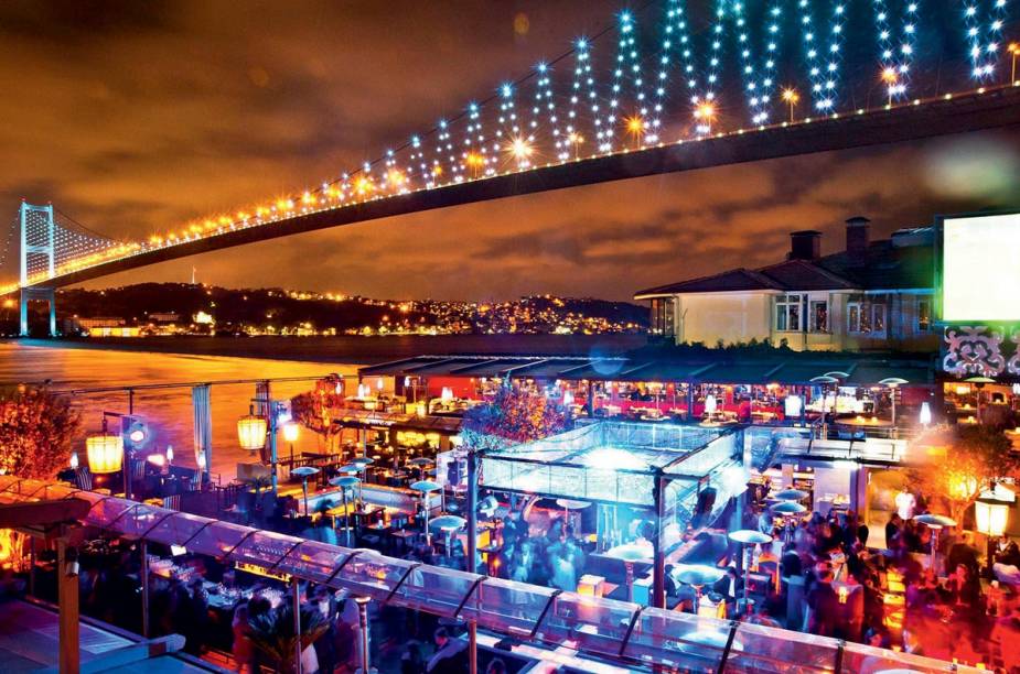 <strong><a href="http://reina.com.tr" rel="Reina" target="_blank">Reina</a>, <a href="http://viajeaqui.abril.com.br/cidades/turquia-istambul" rel="Istambul" target="_blank">Istambul</a>: a melhor vista suspensa</strong>"Jantar ao ar livre na Europa com vista para o estreito de Bósforo e o continente asiático logo à frente. Ótima comida mediterrânea e turca com bom som. A melhor opção de hospedagem é o famoso hotel Ciragan, antigo palácio do sultão."