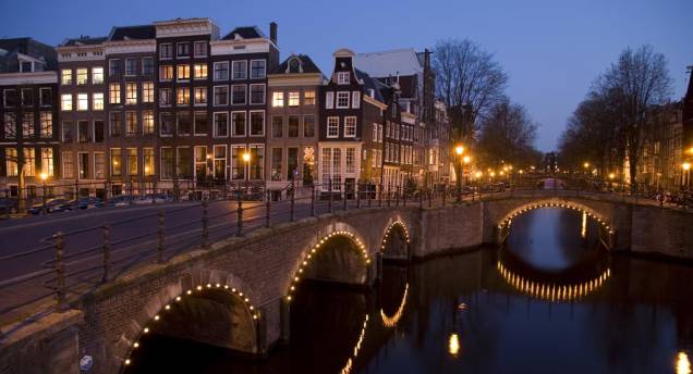 As incontáveis pontes sobre os canais conferem um ar romântico a Amsterdã