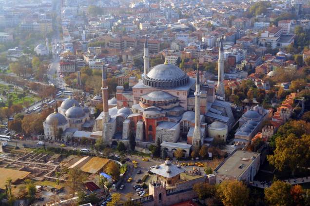 Aya Sofia foi construída pelo imperador Justiniano entre os anos 527 e 537. No século 15 foi transformada em mesquita pelos otomanos e, hoje, é um museu