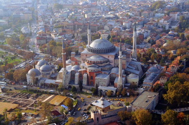 Aya Sofia foi construída pelo imperador Justiniano entre os anos 527 e 537. No século 15 foi transformada em mesquita pelos otomanos e, hoje, é um museu
