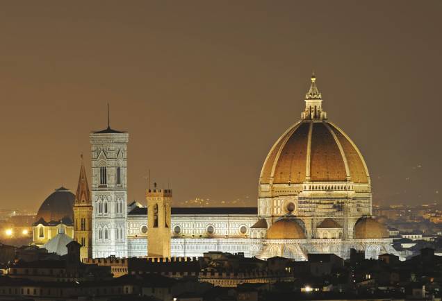 A Catedral de <a href="http://viajeaqui.abril.com.br/cidades/italia-florenca-firenze" rel="Florença">Florença</a>, chamada de Duomo, começou a ser construída em 1296. A imponente cúpula, projetada por Filippo Brunelleschi, é um dos símbolos da cidade
