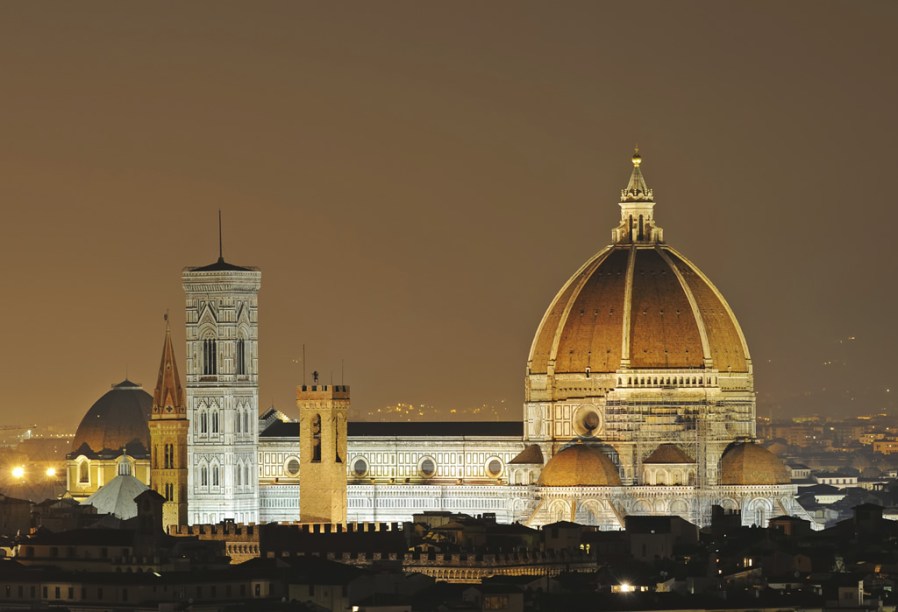 A Catedral de Florença, chamada de Duomo, começou a ser construída em 1296. A imponente cúpula, projetada por Filippo Brunelleschi, é um dos símbolos da cidade