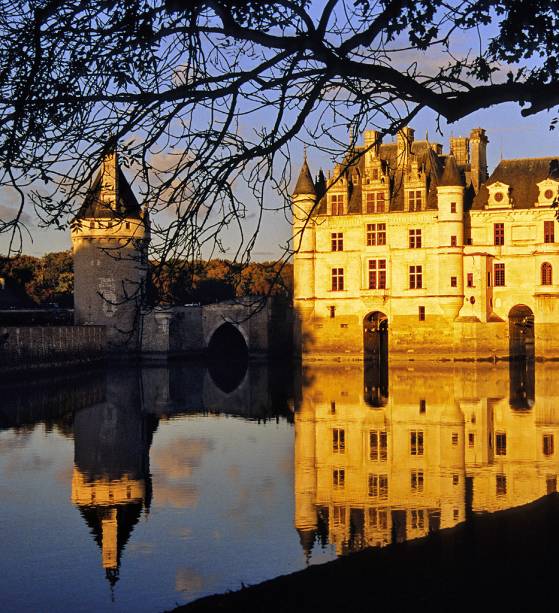 O belíssimo e feminino Castelo de Chenonceau, sobre o Rio Cher O belíssimo e feminino Castelo de Chenonceau, sobre o Rio Cher