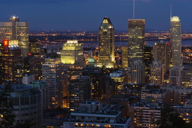 Montreal – ou mon-real – é a metrópole que representa as duas metades da alma canadense: a inglesa e a francesa Montreal – ou mon-real – é a metrópole que representa as duas metades da alma canadense: a inglesa e a francesa
