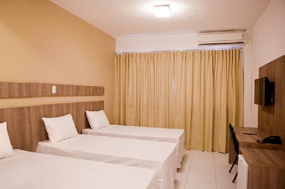 Apartamento Superior Triplo: três cama solteirão, TV LED 32”; cofre, Internet via cabo e Wi-Fi cortesia, frigobar, telefone, maleiro, banheiros com box em blindex