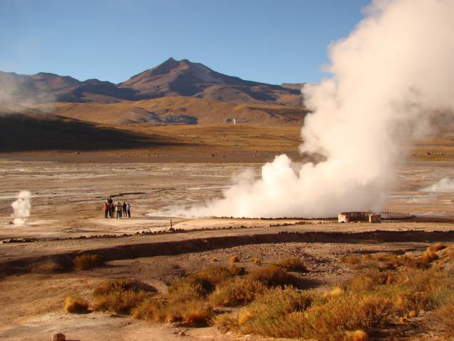 Antes do amanhecer, os Gêiseres El Tatio, dezenas de jatos a vapor, expelem água fervendo a mais de 80ºC