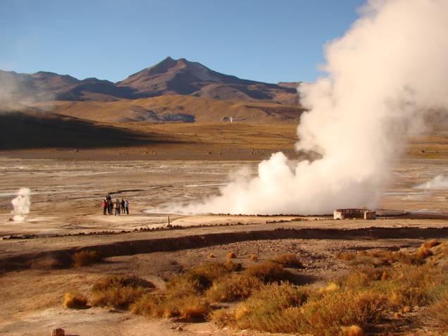 Antes do amanhecer, os Gêiseres El Tatio, dezenas de jatos a vapor, expelem água fervendo a mais de 80ºC Antes do amanhecer, os Gêiseres El Tatio, dezenas de jatos a vapor, expelem água fervendo a mais de 80ºC