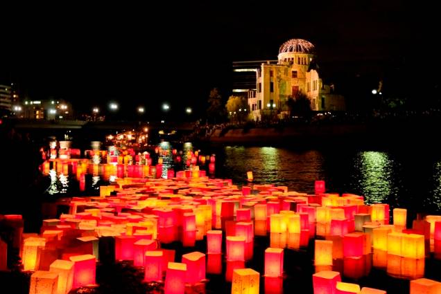 Lanternas com mensagens de paz no rio Ota. Ao fundo, o domo da bomba de Hiroshima