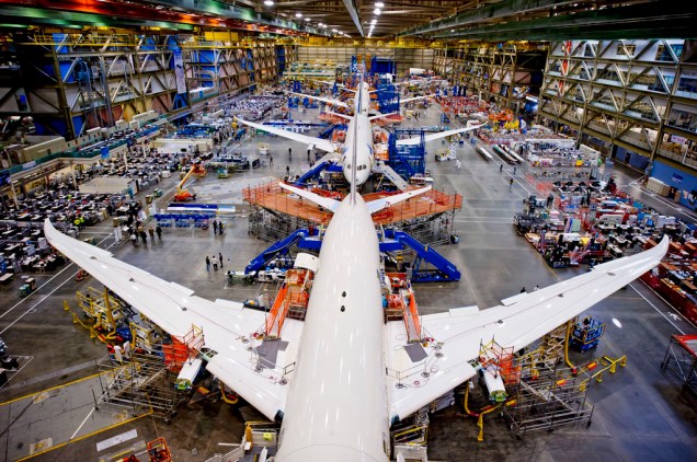 Os aviões são montados na fábrica da Boeing, na cidade de Everett, no estado de Washington, Estados Unidos