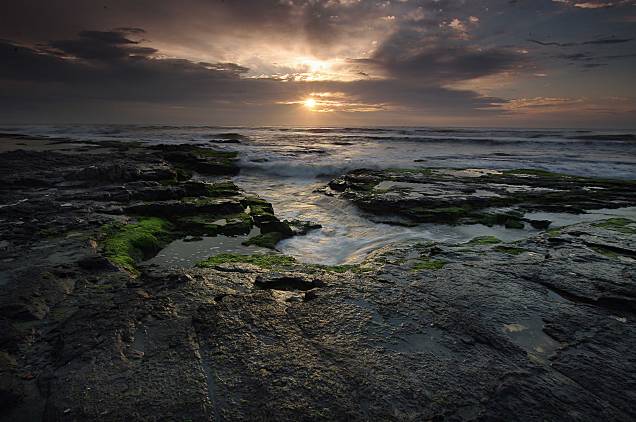 <strong><a href="https://viajeaqui.abril.com.br/estabelecimentos/br-rs-torres-atracao-da-cal" rel="Praia da Cal" target="_self">Praia da Cal</a>, <a href="https://viajeaqui.abril.com.br/cidades/br-rs-torres" rel="Torres" target="_self">Torres</a></strong>Por ser pequena e pouco procurada pelos visitantes, o lugar é ideal para turistas que procuram descansar isoladamente. O mar revolto, por outro lado, é ideal para surfistas<em><a href="https://www.booking.com/city/br/torres-br.pt-br.html?aid=332455&label=viagemabril-praias-do-rio-grande-do-sul" rel="Veja preços de hotéis em Torres no Booking.com" target="_blank">Veja preços de hotéis em Torres no Booking.com</a></em> <strong><a href="https://viajeaqui.abril.com.br/estabelecimentos/br-rs-torres-atracao-da-cal" rel="Praia da Cal" target="_self">Praia da Cal</a>, <a href="https://viajeaqui.abril.com.br/cidades/br-rs-torres" rel="Torres" target="_self">Torres</a></strong>Por ser pequena e pouco procurada pelos visitantes, o lugar é ideal para turistas que procuram descansar isoladamente. O mar revolto, por outro lado, é ideal para surfistas<em><a href="https://www.booking.com/city/br/torres-br.pt-br.html?aid=332455&label=viagemabril-praias-do-rio-grande-do-sul" rel="Veja preços de hotéis em Torres no Booking.com" target="_blank">Veja preços de hotéis em Torres no Booking.com</a></em>