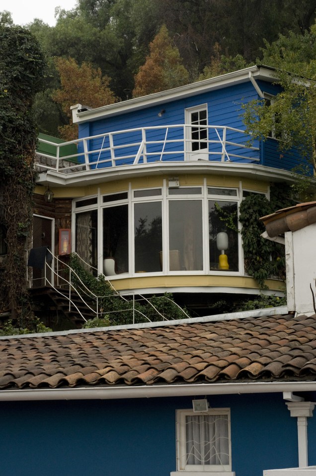 La Chascona, a terceira casa do escritor Pablo Neruda, lembra um barco com teto baixo, cômodos arredondados e grandes janelas. Ali está a medalha recebida pelo Nobel de Literatura, em 1971