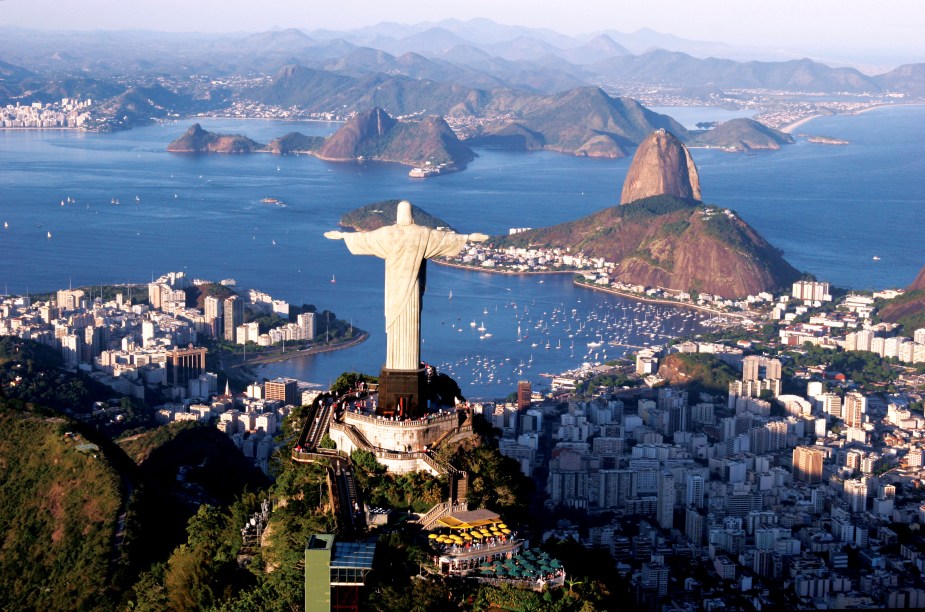 <strong>1. <a href="https://viajeaqui.abril.com.br/estabelecimentos/br-rj-rio-de-janeiro-atracao-cristo-redentor-corcovado" rel="Cristo Redentor" target="_blank">Cristo Redentor</a></strong>            Depois de uma subida de trem no meio da mata, aos pés dos seus 38 metros de altura, os turistas tiram fotos, curtem a vista e, claro, fazem orações - o Cristo Redentor, uma das Maravilhas do Mundo, é passeio obrigatório para quem visita o Rio de Janeiro - e atração cinco estrelas no GUIA QUATRO RODAS