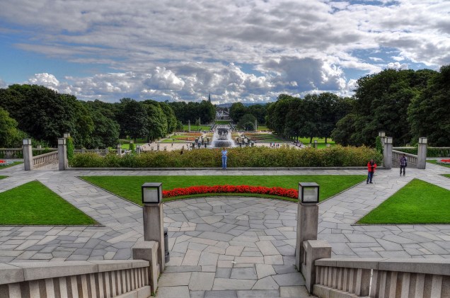 As esculturas de Gustav Vigeland são apenas uma das atrações do parque - nele, está o Museu da Cidade de Oslo, um estádio e um café. Moradores da cidade ainda usam o parque para praticar esportes