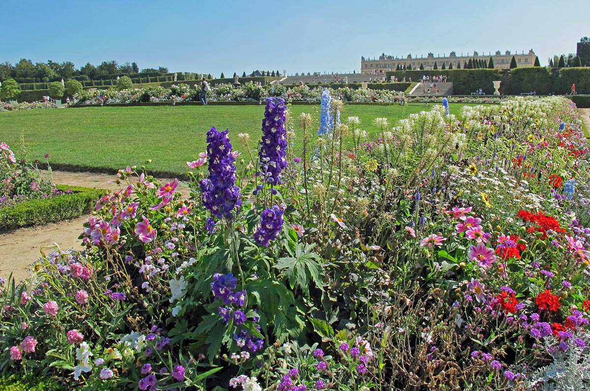 Jardim de flores na primavera no Palácio de Versailles (Versalhes), na França