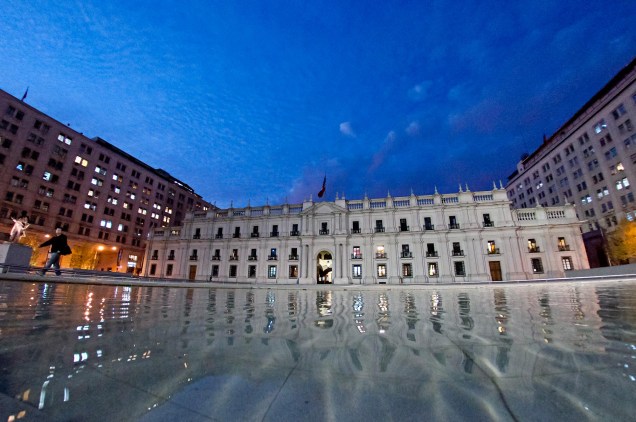 O Palacio de la Moneda é a sede da presidência do Chile e fica no coração de sua capital. Inaugurado em 1805, o edifício exibe um lindo estilo neoclássico e é cercado por uma praça florida perfeita para belas caminhadas