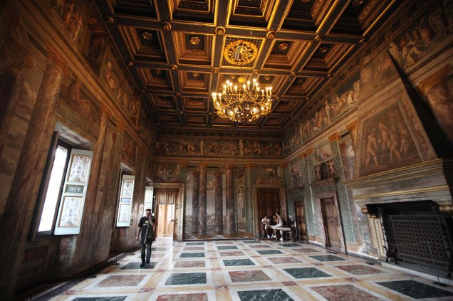 Dentro do Villa Farnesina, a coisa muda: os afrescos decoram cada centímetro das paredes dos seus cômodos, e alguns deles foram pintados por ninguém menos que Rafael