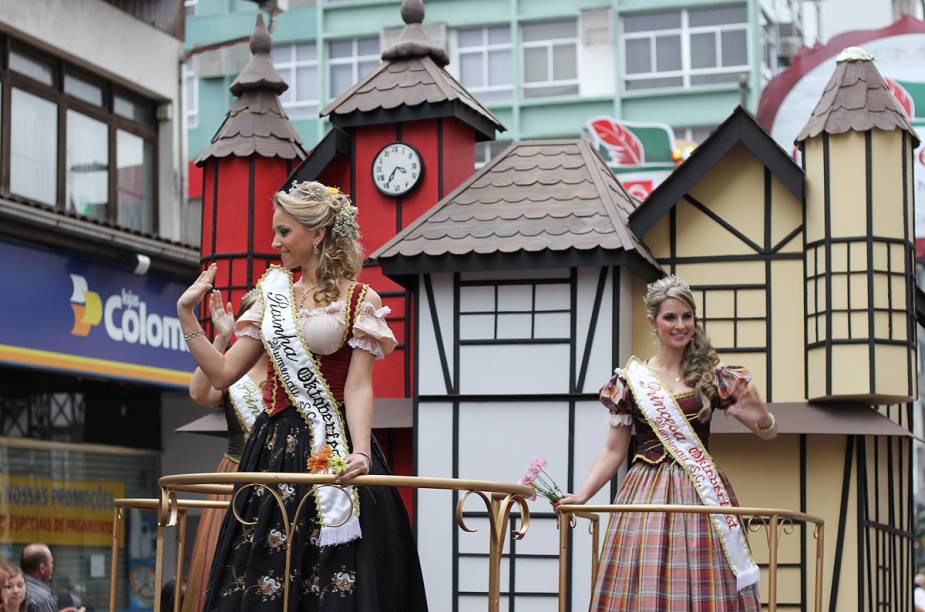 Desfiles de carros alegóricos com as princesas e rainha da festa fazem parte da programação do <a href="http://viajeaqui.abril.com.br/estabelecimentos/br-sc-blumenau-atracao-oktoberfest" rel="Oktoberfest" target="_blank">Oktoberfest</a>, em <a href="http://viajeaqui.abril.com.br/cidades/br-sc-blumenau" rel="Blumenau (SC)" target="_blank">Blumenau</a>