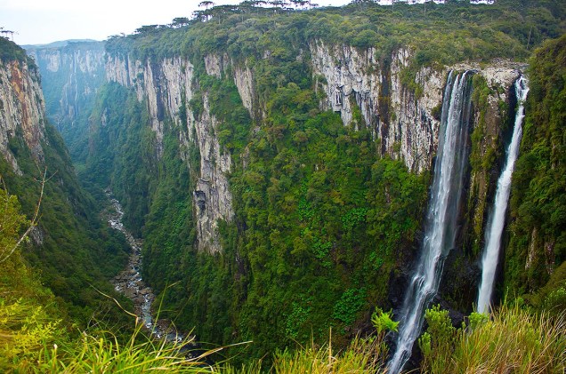 <strong>Parque Nacional Aparados da Serra (Santa Catarina, Rio Grande do Sul)</strong>        A Trilha do Rio do Boi passa dentro da fenda do Cânion do Itaimbezinho (foto), no Parque Nacional Aparados da Serra, que fica na divisa do Rio Grande do Sul e Santa Catarina. São 12 quilômetros de caminhada atravessando pedras e andando por dentro do Rio do Boi. Durante o percurso, é possível explorar os 5,8 quilômetros de extensão e os 720 metros de profundidade do cânion. A trilha começa na cidade de Praia Grande (SC)