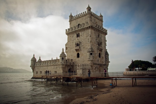 Localizada na margem direita do rio Tejo, a Torre de Belém resume o período das grandes navegações em motivos navais e estilo manuelino. O monumento foi projetado em 1515 e concluído em 1520. A grandiosidade é condizente ao status de potência global que o país ostentava na época.