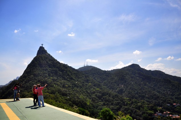 Na estrada do Mirante Dona Marta, um dos lugares mais visitados no Rio de Janeiro, é possível ter uma vista quase total da cidade