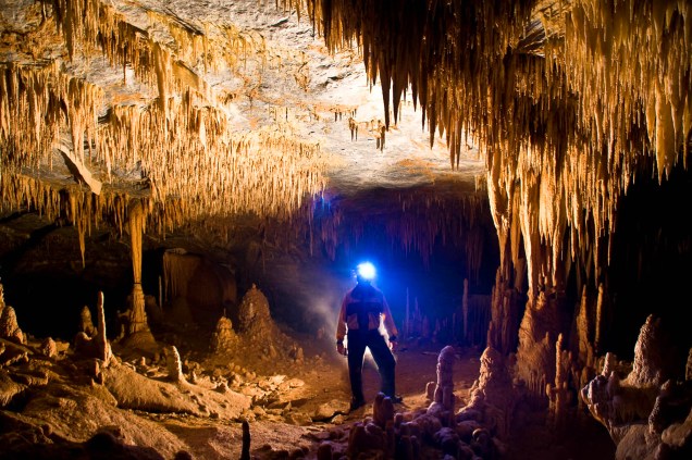 O nome da caverna vem dos inusitados desenhos formados naturalmente nas rochas - um deles assemelha-se ao rosto de um diabo