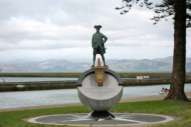 Estátua do Capitão James Cook, uma das figuras célebres a pisar na cidade histórica