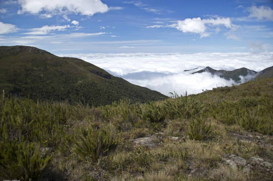 Tanto no lado mineiro quanto no capixaba, quem pretende fazer atividades menos intensas no <a href="https://viajeaqui.abril.com.br/estabelecimentos/br-mg-alto-caparao-atracao-parque-nacional-do-caparao" rel="Parque Nacional do Caparaó" target="_blank">Parque Nacional do Caparaó</a> encontra cachoeiras e mirantes que podem ser alcançados por carro ou caminhadas curtas