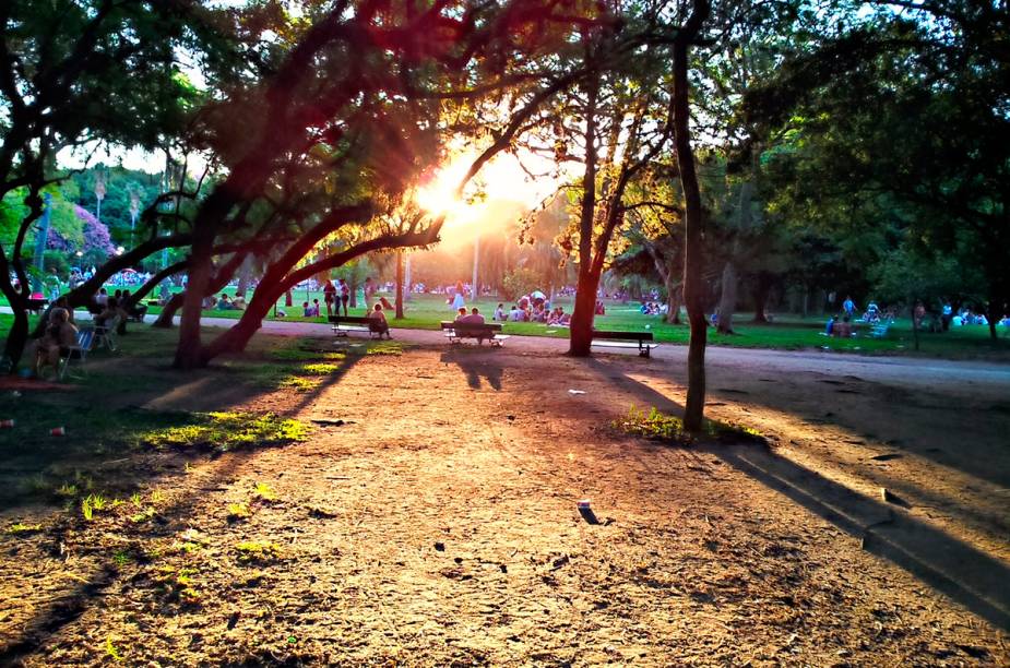 <strong><a href="https://viajeaqui.abril.com.br/cidades/br-rs-porto-alegre" rel="PORTO ALEGRE">PORTO ALEGRE</a> (RS)</strong>Em 2016, para comemorar o Dia Mundial do Orgulho LGBT cerca de 20 mil pessoas participaram de uma parada, de acordo com os organizadores. No último ano, a Secretaria Municipal de Turismo de Porto Alegre vem buscando consolidar a cidade como destino turístico para a comunidade LGBT, tanto no campo das políticas públicas quanto no mercado turístico <strong><a href="https://viajeaqui.abril.com.br/cidades/br-rs-porto-alegre" rel="PORTO ALEGRE">PORTO ALEGRE</a> (RS)</strong>Em 2016, para comemorar o Dia Mundial do Orgulho LGBT cerca de 20 mil pessoas participaram de uma parada, de acordo com os organizadores. No último ano, a Secretaria Municipal de Turismo de Porto Alegre vem buscando consolidar a cidade como destino turístico para a comunidade LGBT, tanto no campo das políticas públicas quanto no mercado turístico