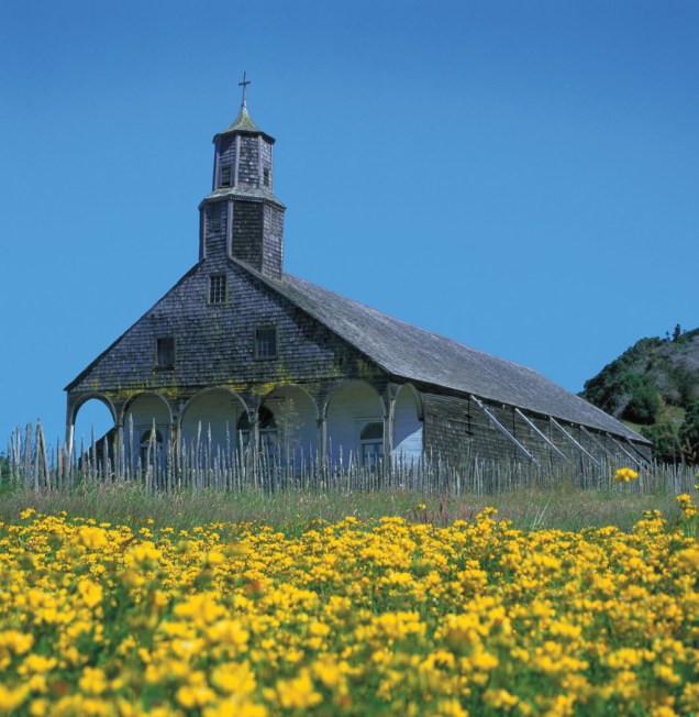 A <strong>Ilha de Chiloé</strong>, a 90 quilômetros de <a href="https://viajeaqui.abril.com.br/cidades/chile-lagos-andinos" rel="Puerto Montt" target="_blank"><strong>Puerto Montt</strong></a>, reúne um conjunto arquitetônico do século 19, com casas sobre palafitas e mais de 60 igrejas de madeira. Destas, 16 são consideradas Patrimônio da Humanidade pela Unesco