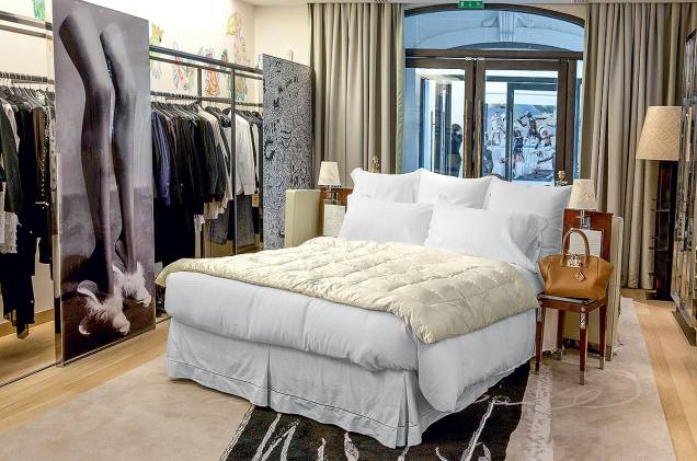 <strong>Le Royal Eclaireur</strong>“Loja icônica que trabalha há mais de 30 anos com as marcas de moda mais avant-garde que existem. A unidade que funciona dentro do Hotel Royal Monceau é a mais chique e comportada do grupo, com uma seleção sofisticada de roupas, objetos e utensílios para a casa.”<strong>Endereço</strong>: <em>39 avenue Hoche, 75008</em> <strong>Le Royal Eclaireur</strong>“Loja icônica que trabalha há mais de 30 anos com as marcas de moda mais avant-garde que existem. A unidade que funciona dentro do Hotel Royal Monceau é a mais chique e comportada do grupo, com uma seleção sofisticada de roupas, objetos e utensílios para a casa.”<strong>Endereço</strong>: <em>39 avenue Hoche, 75008</em>
