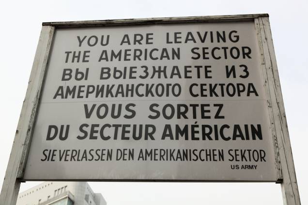 Check Point Charlie, o posto fronteiriço americano no muro de Berlim. Desde 2009, há roteiros que permitem percorrer toda a extensão do muro, a pé ou de bicicleta
