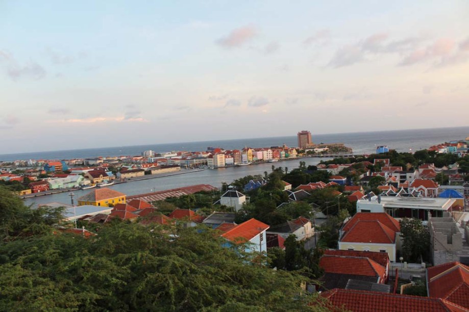 Willemstad é dividida em duas partes, Punta e Otrabanda, separadas pela baía de Santa Ana