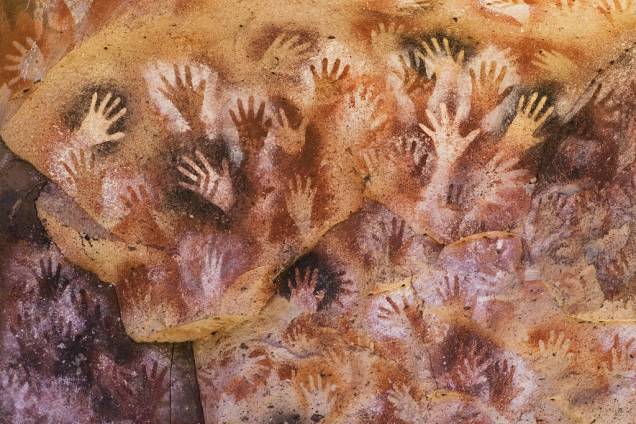 A Cueva de las Manos é a maior gruta da região. Com paredes repletas de inscrições rupestres de 13 mil anos atrás, o local foi declarado Patrimônio da Humanidade pela Unesco A Cueva de las Manos é a maior gruta da região. Com paredes repletas de inscrições rupestres de 13 mil anos atrás, o local foi declarado Patrimônio da Humanidade pela Unesco