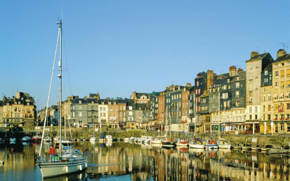 O cais de Honfleur, onde o Sena encontra o mar O cais de Honfleur, onde o Sena encontra o mar