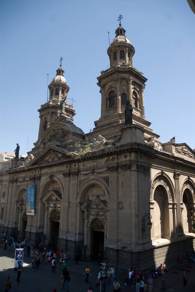 A Catedral de Santiago é a quinta construção no mesmo local, na Plaza de Armas. A fachada neoclásscia é de 1789. O altar é repleto de adorno e há uma infinidade de lustres