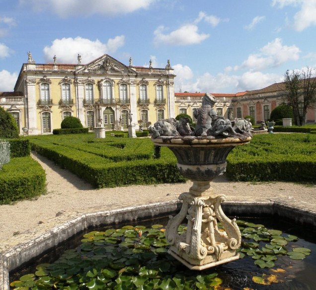 Com jardins geométricos, o Palácio Nacional de Queluz é como uma versão pequenina do Palácio de Versalhes, na França Com jardins geométricos, o Palácio Nacional de Queluz é como uma versão pequenina do Palácio de Versalhes, na França