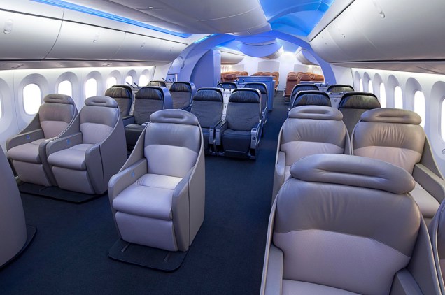 Com maior espaço interno, o avião pode transportar até 300 passageiros, de acordo com a configuração dos assentos