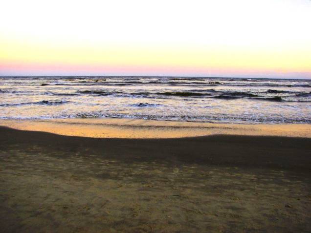 <strong>Praia do Imbé, <a href="https://viajeaqui.abril.com.br/cidades/br-rs-imbe" rel="Imbé" target="_blank">Imbé</a></strong>É uma das praias mais tradicionais do Rio Grande do Sul. A estrutura da orla é bem completa, com restaurantes, quiosques e barzinhos à beira-mar – que lotam durante a alta temporada do verão<em><a href="https://www.booking.com/city/br/imbe-br.pt-br.html?aid=332455&label=viagemabril-praias-do-rio-grande-do-sul" rel="Veja preços de hotéis em Imbé no Booking.com" target="_blank">Veja preços de hotéis em Imbé no Booking.com</a></em> <strong>Praia do Imbé, <a href="https://viajeaqui.abril.com.br/cidades/br-rs-imbe" rel="Imbé" target="_blank">Imbé</a></strong>É uma das praias mais tradicionais do Rio Grande do Sul. A estrutura da orla é bem completa, com restaurantes, quiosques e barzinhos à beira-mar – que lotam durante a alta temporada do verão<em><a href="https://www.booking.com/city/br/imbe-br.pt-br.html?aid=332455&label=viagemabril-praias-do-rio-grande-do-sul" rel="Veja preços de hotéis em Imbé no Booking.com" target="_blank">Veja preços de hotéis em Imbé no Booking.com</a></em>