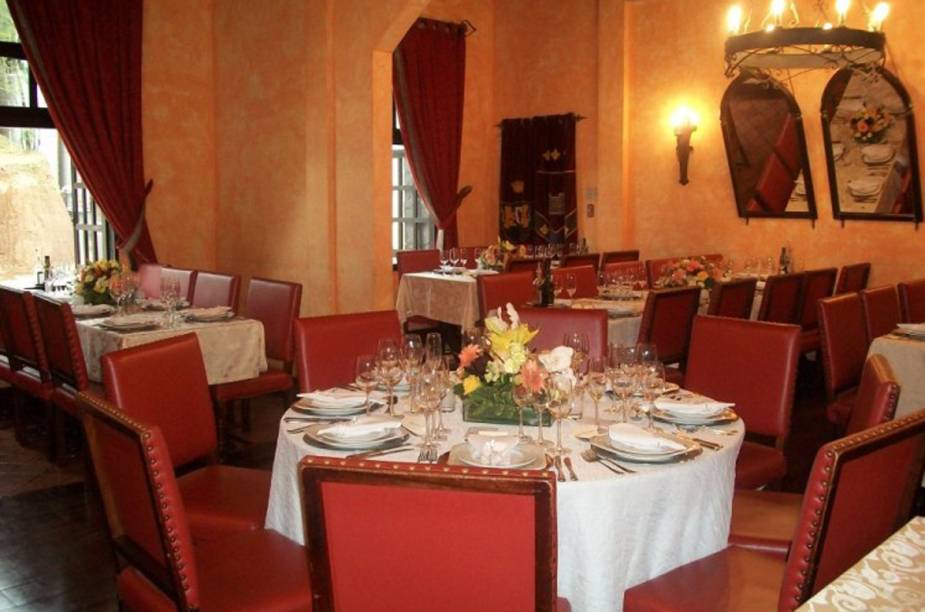 Para jantar, o restaurante oferece as opções de jantares servidos à inglesa (rodízio) e também A La Carte. Entre os pratos estão o Jantar dos Nobres: De Entrada: Conchilhone de calabresa com purê de mandioquinha. E Risoto de aspargos, Torteloni ao molho de queijos, Frango ao molho de mostarda e Filé ao molho de champignon, servidos à inglesa.
