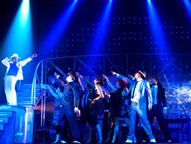<strong>Thriller Live</strong><br />O musical tributo a Michael Jackson que fez sucesso no West End, em Londres, tem estreia prevista no Brasil para julho de 2012. O show traz clássicos do Rei do Pop como <em>Rock With You</em>, <em>Billie Jean</em>, <em>Il’l be There</em>, <em>Beat It</em> e <em>Thriller</em>, que dá nome ao musical. A turnê deve iniciar no Rio de Janeiro. <em><a href="https://www.thrillerlivebrasil.com.br/" rel="www.www.thrillerlivebrasil.com.br" target="_blank">www.thrillerlivebrasil.com.br</a></em>