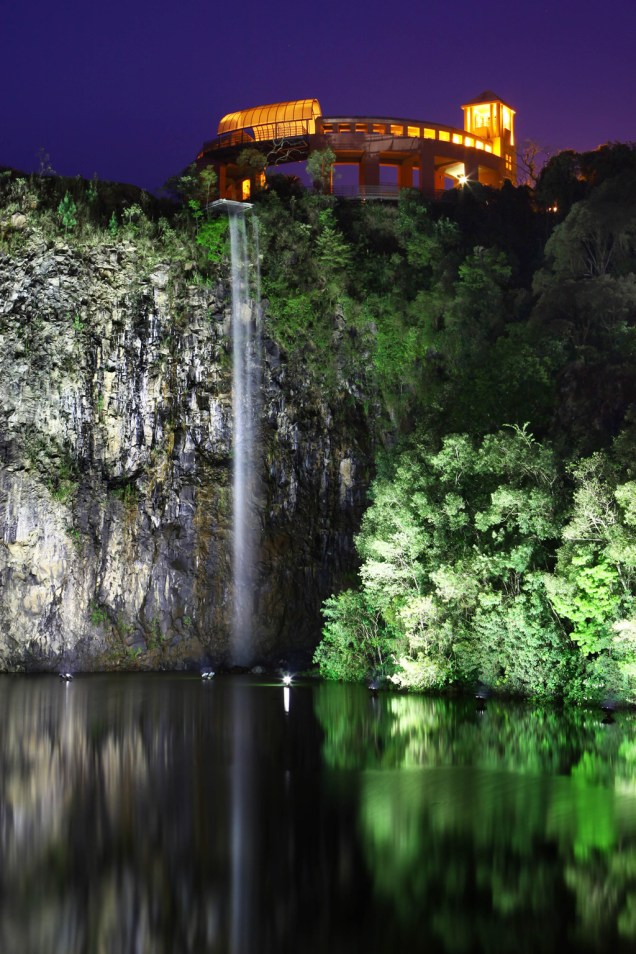 Com cachoeira artificial, lago e mirante, o <a href="https://viajeaqui.abril.com.br/estabelecimentos/br-pr-curitiba-atracao-parque-tangua" rel="Parque Tanguá" target="_blank">Parque Tanguá</a> tem uma das paisagens mais bonitas da cidade de <a href="https://viajeaqui.abril.com.br/cidades/br-pr-curitiba" rel="Curitiba (PR)" target="_blank">Curitiba (PR)</a>